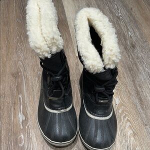 Sorel Black Winter Boots with Faux Fur Lining